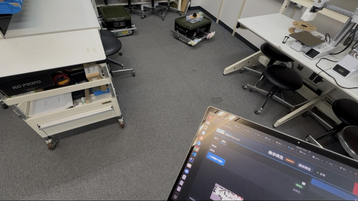 教示経路どおり障害物の近くを衝突せず走行するロボット